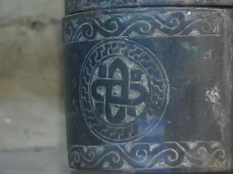 Solomon's Knot with four rays emerging in between the loops